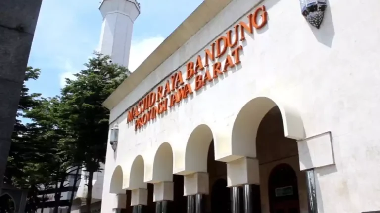 695e2c848e913-pemprov-jabar-hentikan-pendanaan-operasional-masjid-raya-bandung-kini-picu-polemik_1265_711